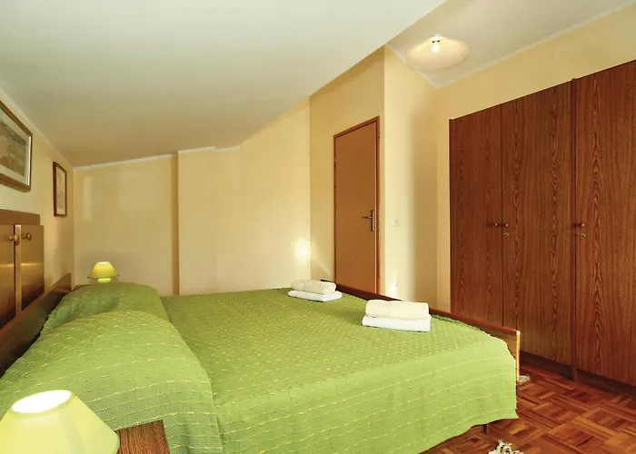 3 Bedroom Gorgeous In דירה *