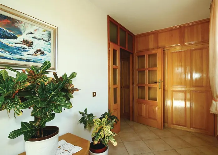 3 Bedroom Gorgeous In Апартаменти *