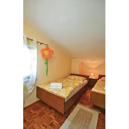 3 Bedroom Nice Apartment In Porec