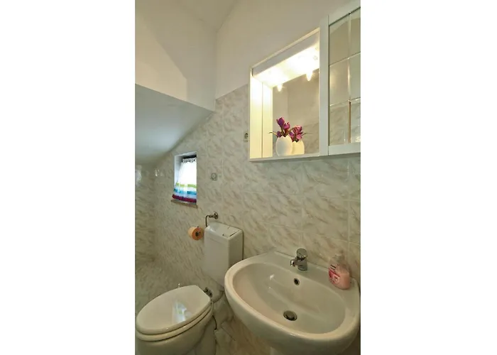 3 Bedroom Gorgeous In Apartman Poreč